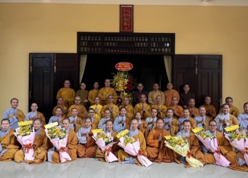 Tiền Giang: Tăng Ni sinh Trường Trung cấp Phật học chúc mừng ngày Nhà giáo Việt Nam