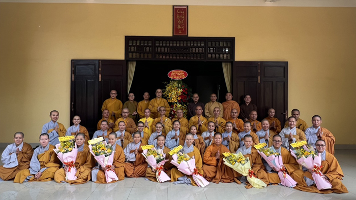 Tiền Giang: Tăng Ni sinh Trường Trung cấp Phật học chúc mừng ngày Nhà giáo Việt Nam