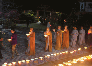 H.Cái Bè: Lung linh đêm Hoa đăng mừng Vía Đức Phật A Di Đà tại chùa Hội Phước