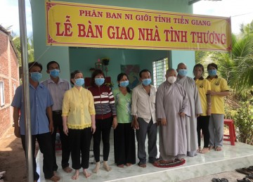 Tiền Giang: Phân ban Ni giới tỉnh bàn giao hai ngôi nhà tình thương tại huyện Châu Thành