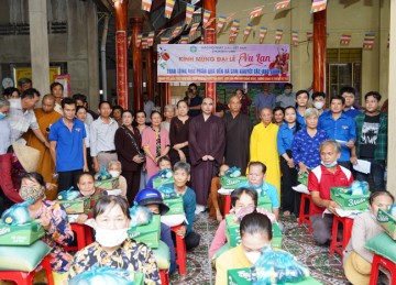 H.Châu Thành: Ban Từ thiện Xã hội Phật giáo tỉnh kết hợp chùa Bửu Linh trao 400 phần quà Vu lan đến bà con nghèo tại xã Bàn Long