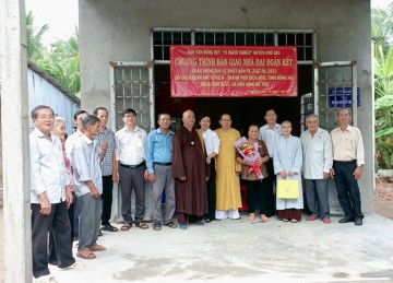 H.Chợ Gạo: Ban Trị sự tổ chức bàn giao ba căn nhà tình thương hướng về Kính mừng Đại lễ Phật đản PL.2567