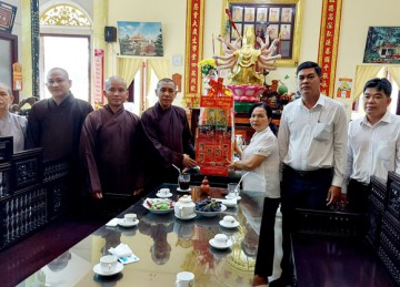 H.Cái Bè: Ban Tôn giáo tỉnh Tiền Giang thăm, chúc mừng Đại lễ Phật Đản đến Thường trực Ban Trị sự Phật giáo huyện 
