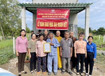 H.Gò Công Đông: Ban Trị sự Phật giáo huyện bàn giao nhà đại đoàn kết tại xã Tân Tây