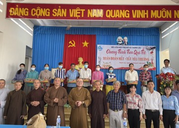 H.Cai Lậy: Phật giáo tổ chức trao 300 phần quà Tết cho các hộ nghèo cận nghèo tại các xã trong huyện