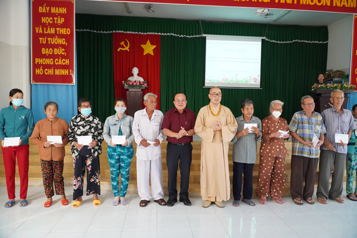 Tiền Giang: Ban Trị sự Phật giáo tỉnh trao 500 phần quà hỗ trợ bà con huyện Gò Công Đông đón xuân Giáp Thìn