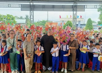 H.Tân Phú Đông: Chùa Bửu Châu trao hơn 700 phần quà Trung thu đến các em thiếu nhi