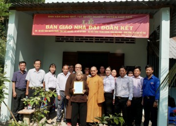 H.Chợ Gạo: Chùa Hòa Minh bàn giao nhà “Đại đoàn Kết” cho hộ nghèo tại xã Song Bình