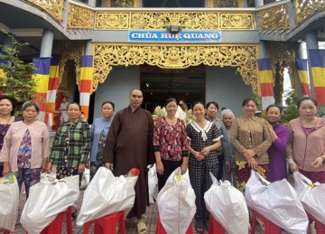 H.Chợ Gạo: Chùa Huệ Quang tổ chức phát quà cho hộ gia đình khó khăn tại địa phương nhân mùa Vu lan