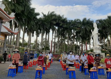 H.Châu Thành: Chùa Trường Phước tiếp tục tặng quà đến công dân các khu nhà trọ 