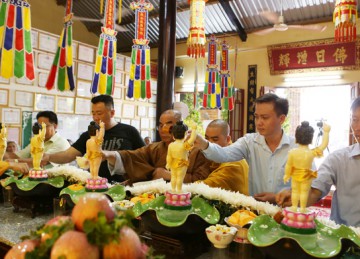 TX.Gò Công: Chùa Dư Khánh trang nghiêm Kính mừng Đại lễ Phật đản PL.2566