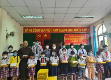 H.Chợ Gạo: Chùa Liên Hoa tặng học bổng và trao quà từ thiện nhân dịp lễ Vu lan
