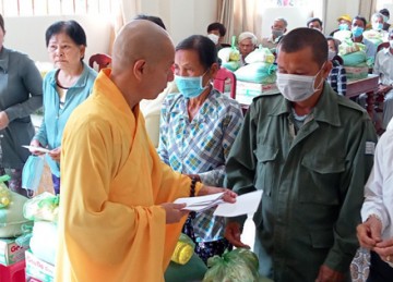 H.Tân Phước: Chùa Linh Phước vừa trao 100 phần quà hỗ trợ người khiếm thị trong huyện 