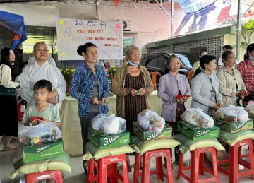 H.Cái Bè: Chùa Phước Hải trao quà hỗ trợ bà con nghèo đón tết Giáp Thìn
