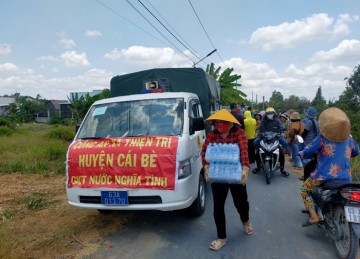 Tiền Giang: Chùa Tam Bửu (Cái Bè) hỗ trợ nước ngọt cho bà con vùng nhiễm mặn