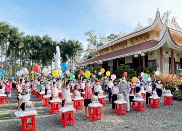 H.Châu Thành: Chùa Trường Phước tiếp tục tặng quà hỗ trợ học sinh Trường Tiểu học Tân Hương