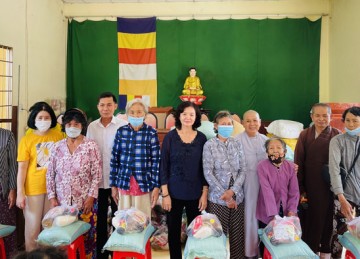 H.Chợ Gạo: Chùa Khánh Lâm trao quà hỗ trợ các hoàn cảnh khó khăn tại địa phương