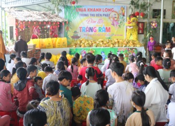 TX.Cai Lậy: Chùa Khánh Long tổ chức tặng quà Trung thu đến các em thiếu nhi