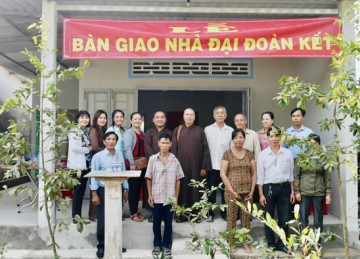 H.Gò Công Tây: Chùa Linh Sơn kết hợp Hội Từ thiện Việt Nam tại Hàn Quốc trao Nhà đại Đoàn kết