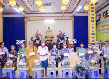 Tiền Giang: Trường hạ chùa Phật Ân tổ chức tặng quà hỗ trợ các hoàn cảnh khó khăn nhân dịp Vu lan