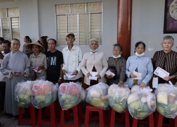 H.Cái Bè: Chùa Phổ Quang trao quà yêu thương hỗ trợ bà con nghèo dịp xuân Giáp Thìn