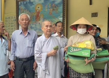 H.Châu Thành: Chùa Thiên Phước Ni tặng hơn 400 phần quà từ thiện dịp đầu năm Giáp Thìn