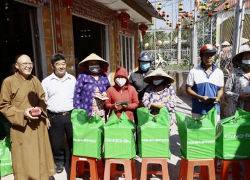H.Cái Bè: Chùa Thiền Quang (xã Mỹ Đức Đông) tặng quà cho bà con nghèo vui xuân đón tết Giáp Thìn 2024