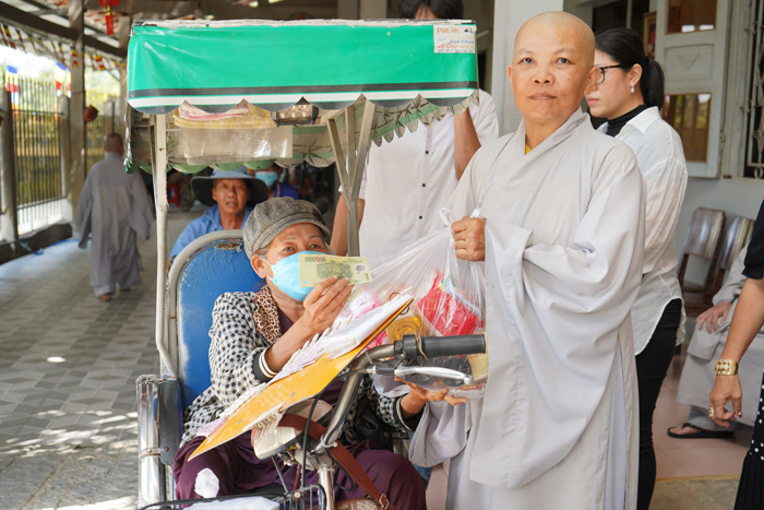 H.Châu Thành: Chùa Thiền Lâm trao 600 phần quà hỗ trợ các hoàn cảnh khó khăn nhân dịp xuân Giáp Thìn