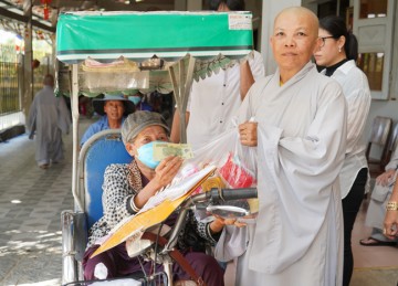 H.Châu Thành: Chùa Thiền Lâm trao 600 phần quà hỗ trợ các hoàn cảnh khó khăn nhân dịp xuân Giáp Thìn