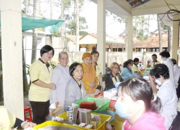 H.Châu Thành: Chùa Trường Phước kết hợp tổ chức khám chữa bệnh và tặng quà các hoàn cảnh khó khăn