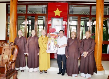 H.Gò Công Tây: BTS Phật giáo huyện chúc Tết lãnh đạo Chính quyền và tặng quà từ thiện dịp xuân Quý Mão