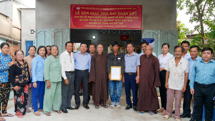 H.Gò Công Tây: Ban Trị sự Phật giáo huyện trao nhà “Đại đoàn kết” tại TT.Vĩnh Bình