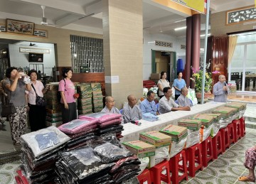 Tiền Giang: Hạ trường chùa Thiên Phước trao 200 phần quà từ thiện nhân mùa Vu lan PL.2567