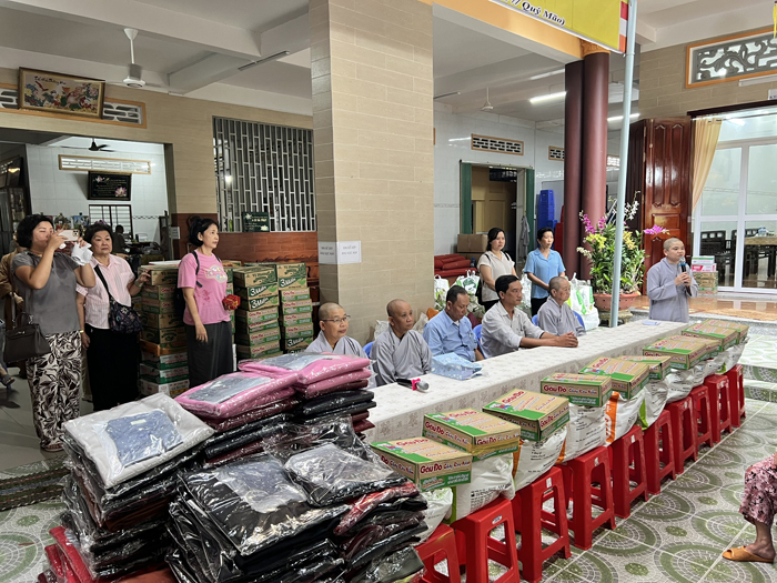 Tiền Giang: Hạ trường chùa Thiên Phước trao 200 phần quà từ thiện nhân mùa Vu lan PL.2567