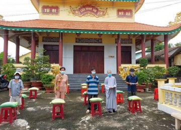 H.Chợ Gạo: Chùa Khánh Vân và chùa Phước Trường tặng quà hỗ trợ các hoàn cảnh khó khăn