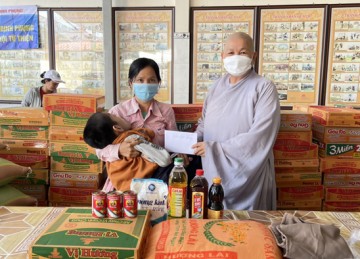 H.Châu Thành: Chùa Nam An tặng quà đến người nhiễm chất độc Da cam và các hoàn cảnh khó khăn