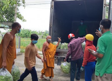 H.Gò Công Đông: Tịnh xá Ngọc Lợi tiếp tục hỗ trợ 2 tấn nông sản tới người dân tâm dịch quận 6, TP.HCM