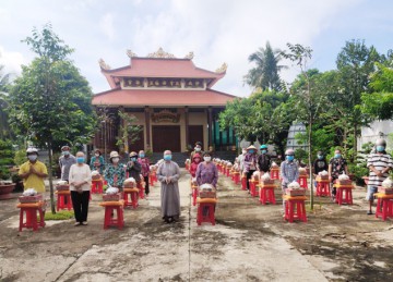 H.Chợ Gạo: Lần thứ 4 chùa Phước Điền tặng quà hỗ trợ người dân trong mùa dịch Covid 