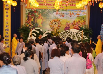Tiền Giang: Lễ tắm Phật tại Trường Trung cấp Phật học mùa Phật đản PL2567