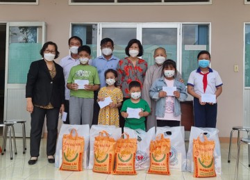 Tiền Giang: Ni trưởng Tịnh Nghiêm trao quà hỗ trợ các em học sinh mồ côi do dịch bệnh Covid-19