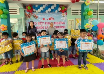 H.Cai Lậy: Chùa Phước Long tặng cặp học sinh và tập viết đến trẻ em trường Mầm non Hội Xuân