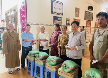 H.Châu Thành: Chùa Thành Phước tặng quà hỗ trợ các hoàn cảnh khó khăn nhân dịp Vu lan 