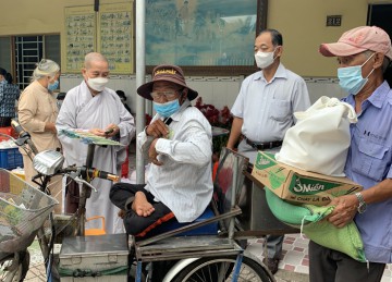H.Châu Thành: Chùa Thiên Phước Ni tặng quà hỗ trợ người Khiếm thị, người Khuyết tật và người nhiễm chất độc Da cam
