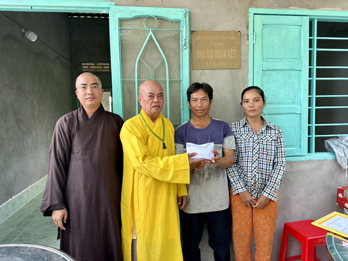 H.Gò Công Đông: Ban Trị sự Phật huyện trao nhà đại đoàn kết tại xã Tân Thành