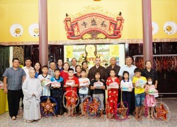 TP.Mỹ Tho: Ban Từ thiện Xã hội Phật giáo tỉnh kết hợp chùa Hòa Thạnh tổ chức vui Tết Trung thu cho các cháu thiếu nhi