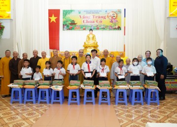 Tiền Giang: Thường trực Ban Trị sự và Ban Từ thiện Xã hội Phật giáo tỉnh tổ chức trao 500 phần quà Trung thu, học bổng cho học sinh