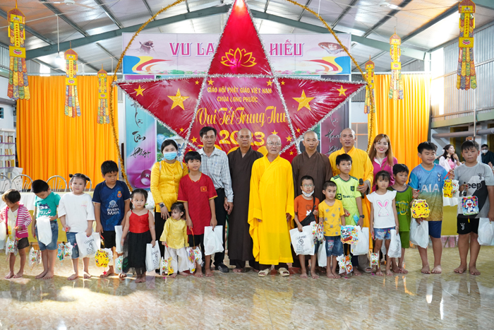 TX.Cai Lậy: Ban Từ thiện xã hội Phật giáo tỉnh kết hợp chùa Long Phước tặng quà Tết Trung thu cho thiếu nhi 