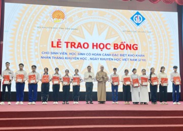 Tiền Giang: Thượng tọa Thích Quảng Lộc tham dự và trao học bổng cho sinh viên, học sinh