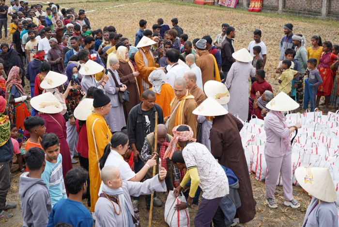 Ban Trị sự Phật giáo tỉnh Tiền Giang tặng quà hỗ trợ người nghèo tại Ấn Độ