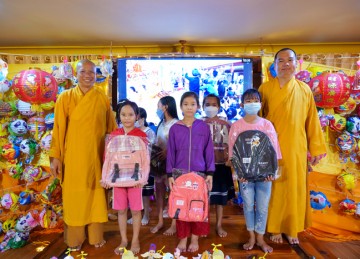 H.Tân Phước: Thiếu nhi Thiền viện Trúc Lâm Chánh Giác vui tết Trung thu 